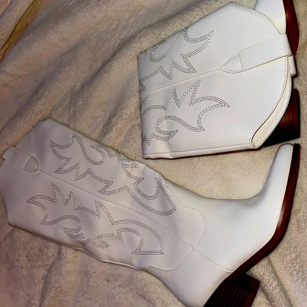Size 7 woman’s white classic cowboy boots.